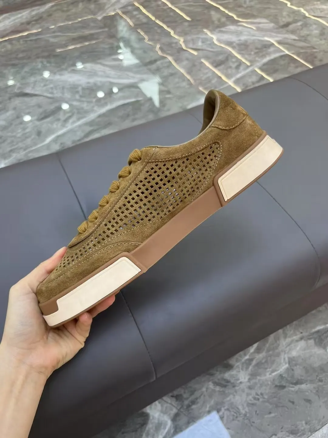 Men's shoes 💰460 [New style] 🐝🐝⚠️[DG] ⚠️High grade, top craftsmanship ⚠️Men's casual style, regular size 39 to 44 (45 can be customized ⚠️D &G Fashionable and casual style, unique design style! Fully original single-layer calfskin hollow design, inner calfskin latex back foot! Exclusive for summer! Original TPU outsole! Look at the details of the quality, and it can stand up to all kinds of tests!